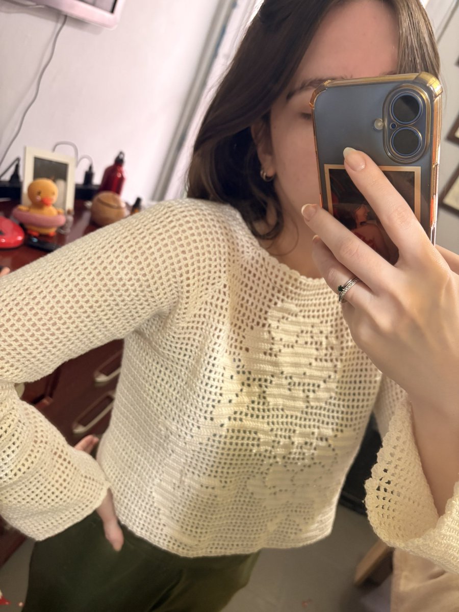 bhealingyu's tweet photo. tá escrito que é ia porque o meu quarto tava uma bagunça e só a ia me salvou pra postar no insta  😩 https://t.co/85XmKZhcam