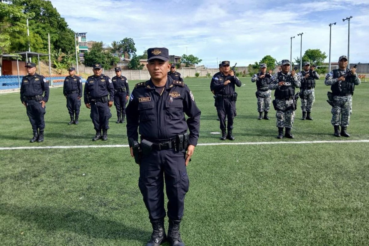 PNCSV's tweet photo. En este inicio de semana policías junto a efectivos de la @FUERZARMADASV se preparan para continuar con las acciones encaminadas a garantizar la seguridad a los salvadoreños. 

📍Cuscatlán
📍Chalatenango
📍La Paz
📍Ahuachapán

#PlanControlTerritorial https://t.co/mgea0tGwu2