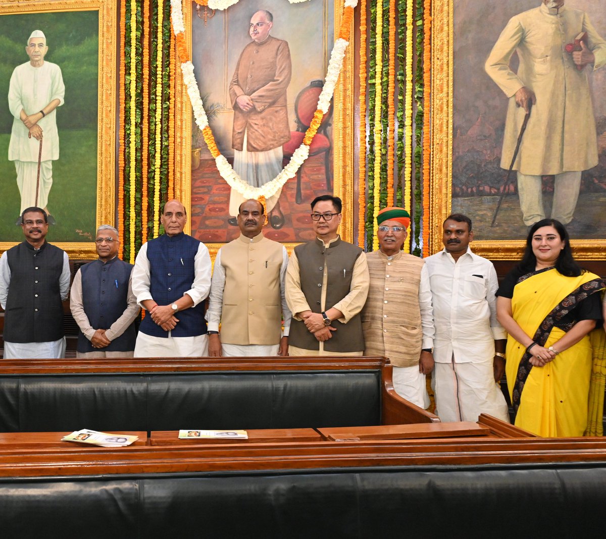BansuriSwaraj's tweet photo. भारतीय जनसंघ के संस्थापक, महान शिक्षाविद् एवं राष्ट्र की एकता और अखंडता के अमर प्रहरी श्रद्धेय डॉ. श्यामा प्रसाद मुखर्जी जी की 125वीं जयंती पर आज संविधान सदन, संसद भवन में उनकी प्रतिमा पर पुष्पांजलि अर्पित कर नमन किया।

डॉ. मुखर्जी जी ने अपना जीवन भारत के स्वाभिमान, सांस्कृतिक राष्ट्रवाद और “राष्ट्र प्रथम” के संकल्प को समर्पित कर दिया। उनका संघर्ष हमें निरंतर स्मरण कराता है कि राष्ट्रसेवा केवल कर्तव्य नहीं, बल्कि जीवन का सर्वोच्च साध्य है।

उनके आदर्श और विचार आज भी हम सभी को अखंड भारत, सशक्त भारत और विकसित भारत के निर्माण हेतु प्रेरित करते हैं।
#DrSyamaPrasadMukherjee #NationFirst #125thJayanti #SansadBhawan
@BJP4Delhi @BJP4India