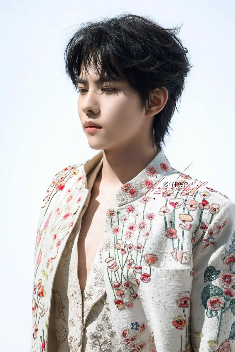 duong79224's tweet photo. We urgently need more high-quality photos and videos of the gorgeous Liu Xuan Cheng attending the exclusive Rahul Mishra show today.

#LiuXuanChengPFW 
#LiuXuanChengHCW27 
#LiuXuanChengxRahulMishra https://t.co/SlSJtDvmVI