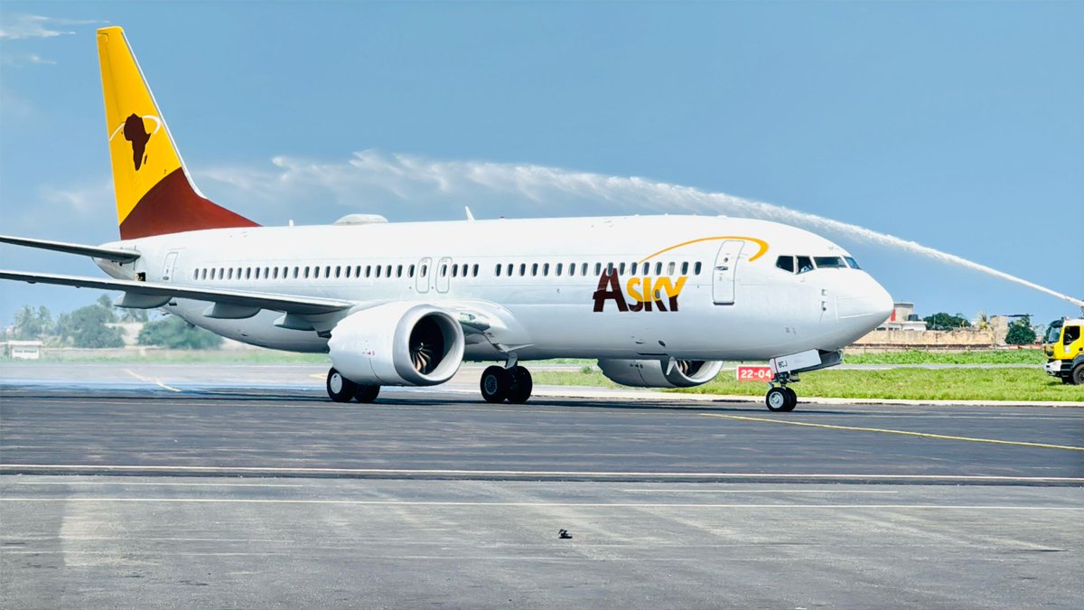 Gate7aviation's tweet photo. Une nouvelle étape franchie pour ASKY : la compagnie a réceptionné, ce dimanche 5 juillet, l'un des premiers Boeing 737 Max 8 prévus cette année, portant ainsi sa flotte totale à 16 appareils. Immatriculé ET-BCJ et configuré pour accueillir 16 passagers en classe Affaires et 144 en classe Économique, cet avion permettra d'augmenter les fréquences sur des liaisons stratégiques durant la période des vacances. Il offrira davantage de flexibilité et de capacité, tout en renforçant la position d'ASKY en tant que meilleure compagnie aérienne régionale d'Afrique de l'Ouest et du Centre.#Boeing #B737Max8 #ASKY #Afrique