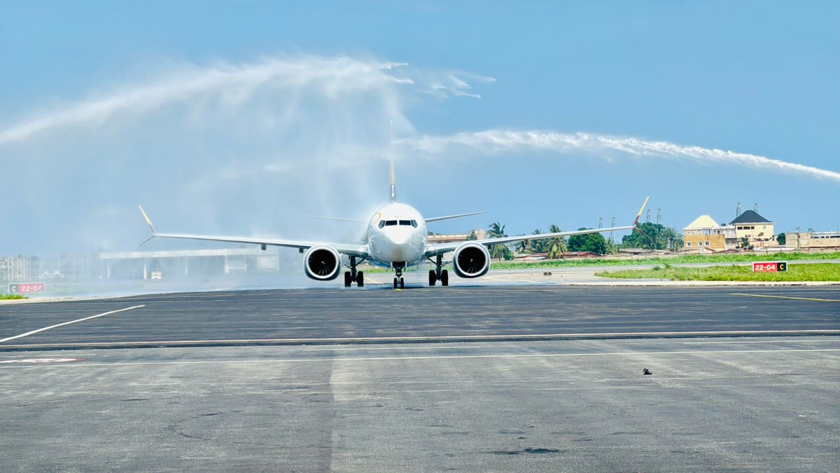 Gate7aviation's tweet photo. Une nouvelle étape franchie pour ASKY : la compagnie a réceptionné, ce dimanche 5 juillet, l'un des premiers Boeing 737 Max 8 prévus cette année, portant ainsi sa flotte totale à 16 appareils. Immatriculé ET-BCJ et configuré pour accueillir 16 passagers en classe Affaires et 144 en classe Économique, cet avion permettra d'augmenter les fréquences sur des liaisons stratégiques durant la période des vacances. Il offrira davantage de flexibilité et de capacité, tout en renforçant la position d'ASKY en tant que meilleure compagnie aérienne régionale d'Afrique de l'Ouest et du Centre.#Boeing #B737Max8 #ASKY #Afrique