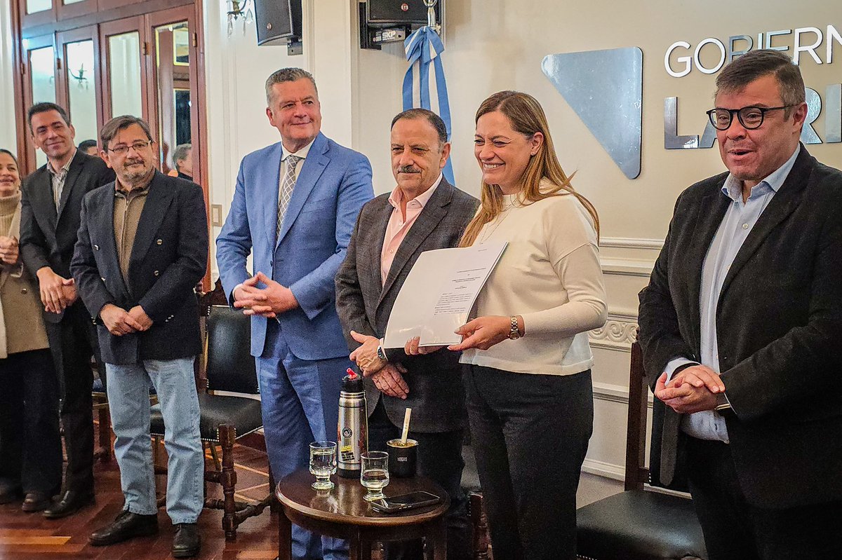 TeresitaMadera's tweet photo. Proyecto de Ley de Promoción a las Inversiones Turísticas 🤝

Junto a diputadas y diputados del Bloque Justicialista y al equipo de la Comisión de Turismo, recibimos el proyecto de Ley de Promoción a las Inversiones Turísticas, una iniciativa que busca seguir fortaleciendo a uno de los sectores con mayor potencial para el crecimiento de nuestra provincia.

Creemos en un turismo que genere trabajo genuino, impulse a nuestros emprendedores, fortalezca a las pymes y abra nuevas oportunidades para cada rincón de La Rioja. Con un Estado que acompañe, brinde previsibilidad y promueva la inversión, seguimos construyendo una provincia con más desarrollo para todas y todos.
