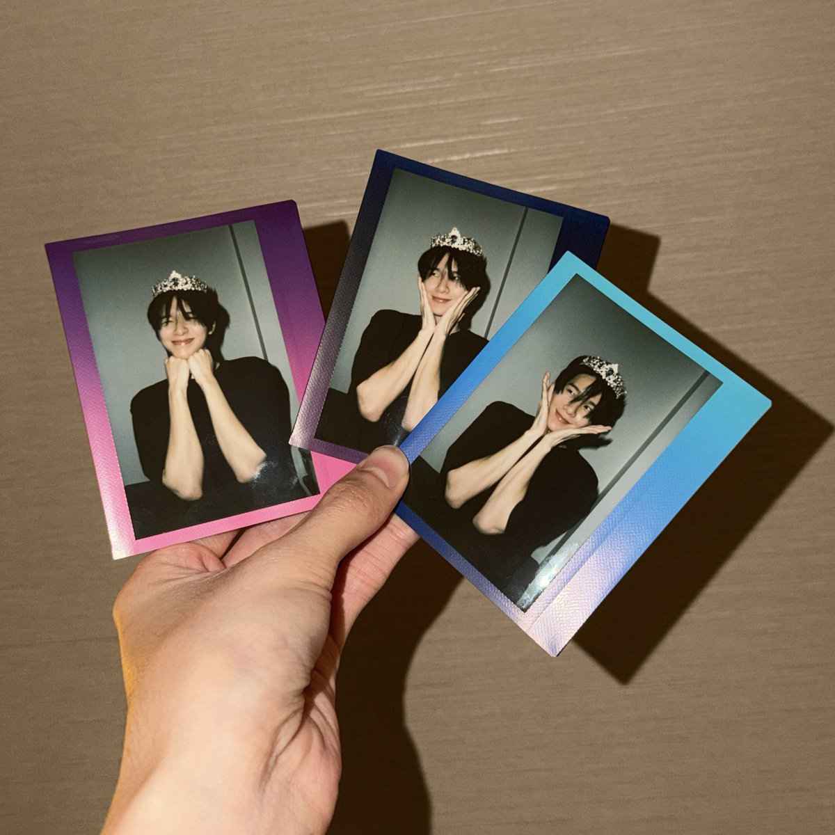 ohmkrit's tweet photo. 🤲🏻🤍🐈‍⬛

#SendingLoveForOhmkrit

ขอบคุณทุกๆคนเลยนะค้าบ พิเศษจังงง รู้สึกแฮปปี้ขึ้นเย้อเลยยย ทุกข้อความที่ส่งมาให้มีค่ากับโอมมากคับ โอมขอส่งความรักกลับไปให้ทุกคนเช่นกันน้า ดูแลตัวเองดีๆนะ โอบกอดนะคับบบ เยิ้บน้า

y’all are my blessings. you made me so much happier. every letter & post towards me is so meaningful. i want to send my love right back to you all too. lemme hug u tight :3 
& take care na.

ปล. แถมรูปให้ ><