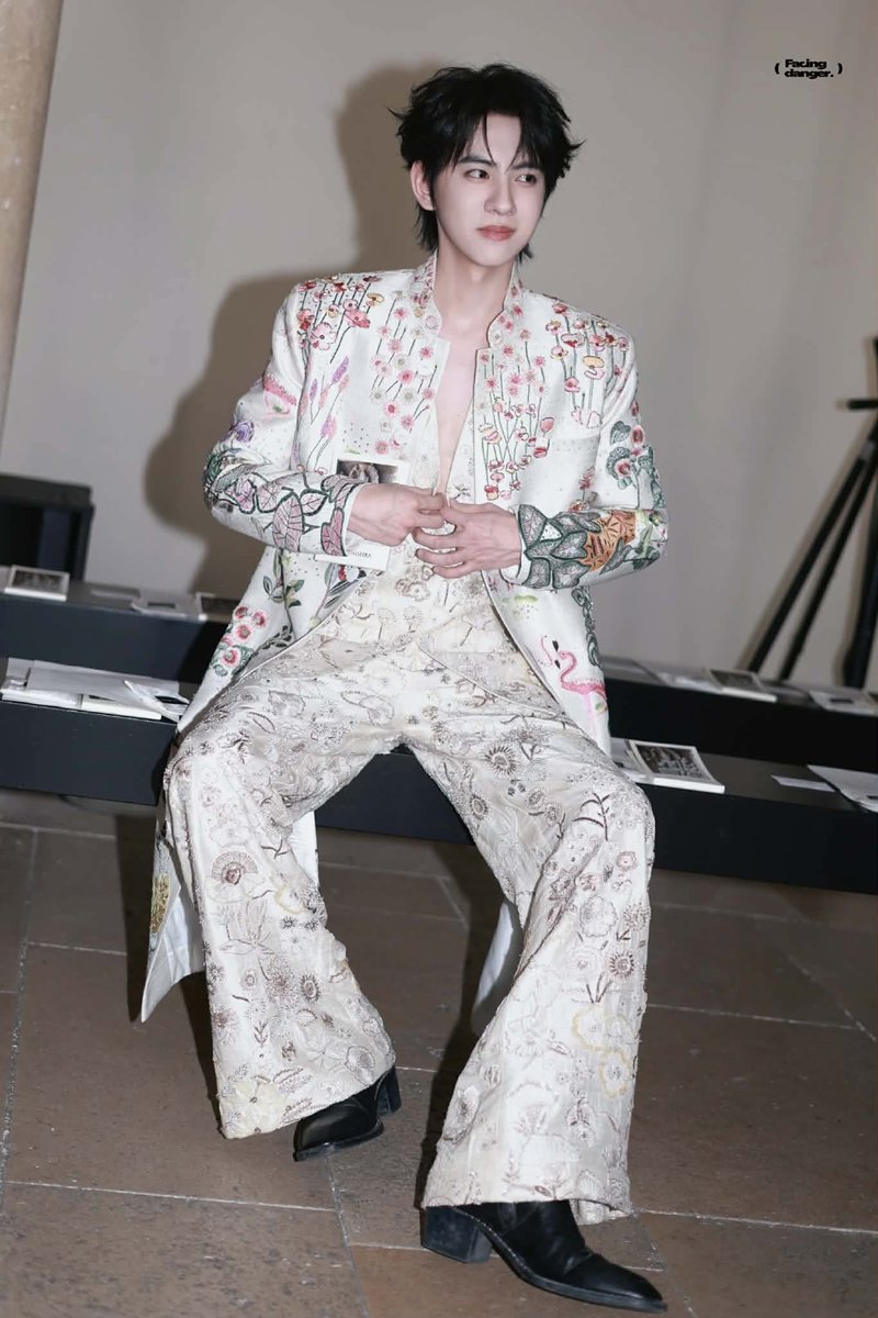Jinceng17's tweet photo. Liu Xuan Cheng effortlessly inspires fashion enthusiasts through his graceful elegance, contemporary sophistication, luxurious wardrobe, and exceptionally refined personal aesthetic consistently.

#LiuXuanChengPFW
#LiuXuanChengHCW27
#LiuXuanChengxRahulMishra https://t.co/tRtMvsFR9Z
