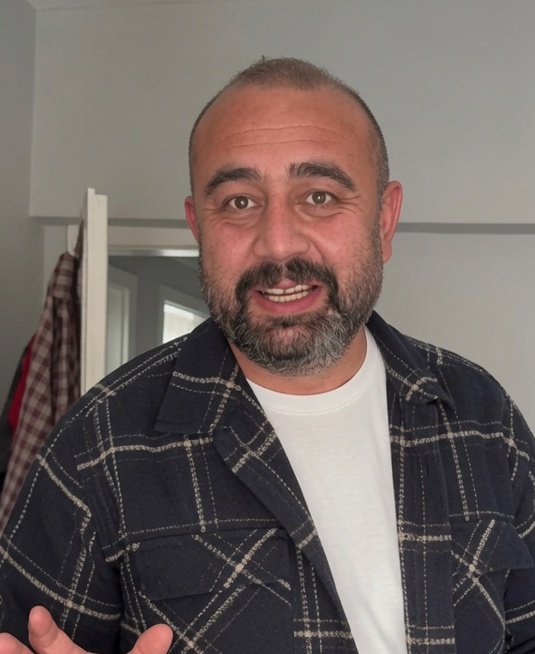 bayrakmedya's tweet photo. 📢 Ankara Abisi Yasin Oyanık:

🔸"Ben AŞTİ terminalinde güvenlik görevlisi olarak çalışıyordum. O zaman bile elimden geldiği kadar insanlara yardım ediyordum. İlk başta üç çorba, beş çorba yardımcımız oldu. 

🔸Elimizden geldiği kadar maaşımızın yettiği kadar yardım ederken; beş tas çorba, on tas oldu. Ondan sonra 40 oldu. 

🔸İşte teşvik bu ya, ne kadar güzel bir şey değil mi bu? Daha sonra kendime; 'aslında çok geç kalmışım' dedim. 

🔸Ben araba kullanmasını daha bilmiyorum. O gün biri söyledi, 'Abi' dedi, 'Bir tatil falan.' Dedim ki, 'Denize gitsem' dedim, 'Ben yüzme bilmiyorum.' Hepsinin böyle hayallerini soruyorum.

🔸Abdullah diye bir çocukla tanıştık. Dedim ki, 'Abdullah hayalin nedir?' 'Abi' dedi, 'Battaniye.'
Ekran önünde ağlamamak için çok azami gayret gösteriyorum ama yalnız kaldığın zamanda hıçkıra hıçkıra ağladığım çok oldu."