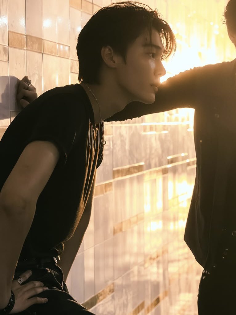 gunxtpp's tweet photo. 😭kita😭patungan😭yuk😭beliin😭satu😭lusin😭fitted😭tshirt😭buat😭dia😭pake😭setiap😭hari😭🏳️‍🌈

DEWTEE TRUE COLOR
#TrueColorMV
#MrKillSeries https://t.co/n3VDedEnGK