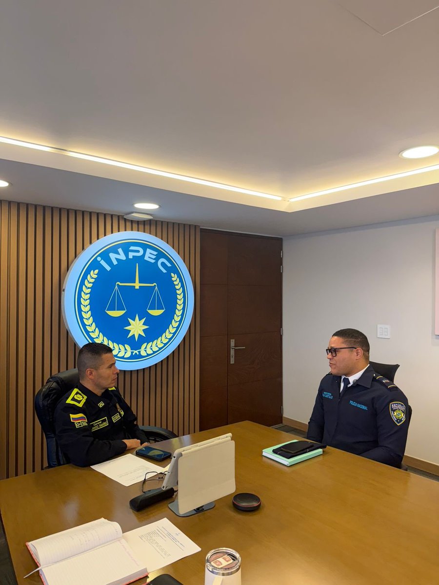INPEC_Colombia's tweet photo. La cooperación internacional fortalece la gestión penitenciaria. 🇨🇴🤝🇩🇴

Nuestro Director de Custodia y Vigilancia, Coronel Rolando Ramírez, sostuvo un encuentro con el enlace de la Policía de República Dominicana en @AmeripolOrg, Teniente Coronel Iván Castillo Silfa. 🧵👇🏻 https://t.co/PWGiHD2HUu