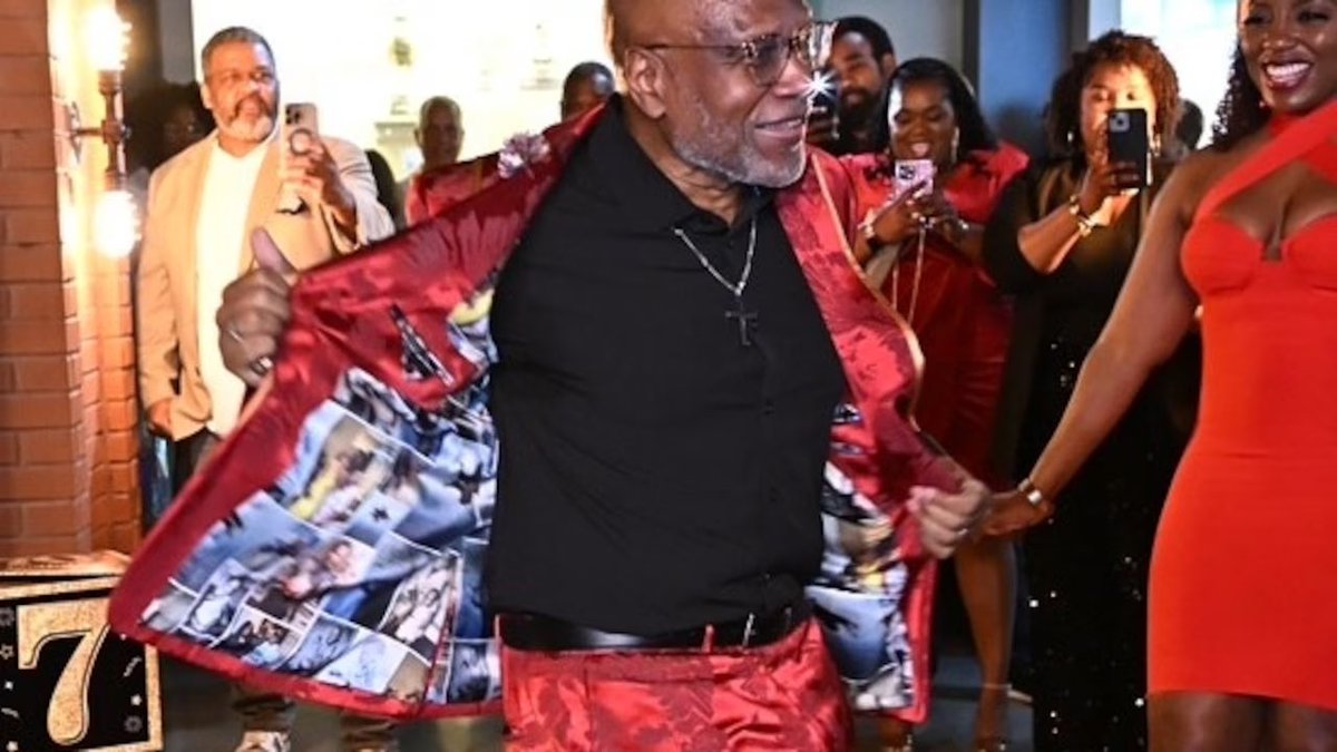 Alblackstylists's tweet photo. #BlackPeople let's get checked!!! Congrats @roysj 🤎! #GetScreened🩺 and #GetChecked🧑🏿‍⚕️👨🏽‍⚕️ with our shop #healthcare outreach! Hey, it’s my 1-year prostate #cancerversary. My faith is even stronger 🙏🏽.  Read about it and join us at https://t.co/a5VdqDnIjb https://t.co/8YGWzZ6rtY