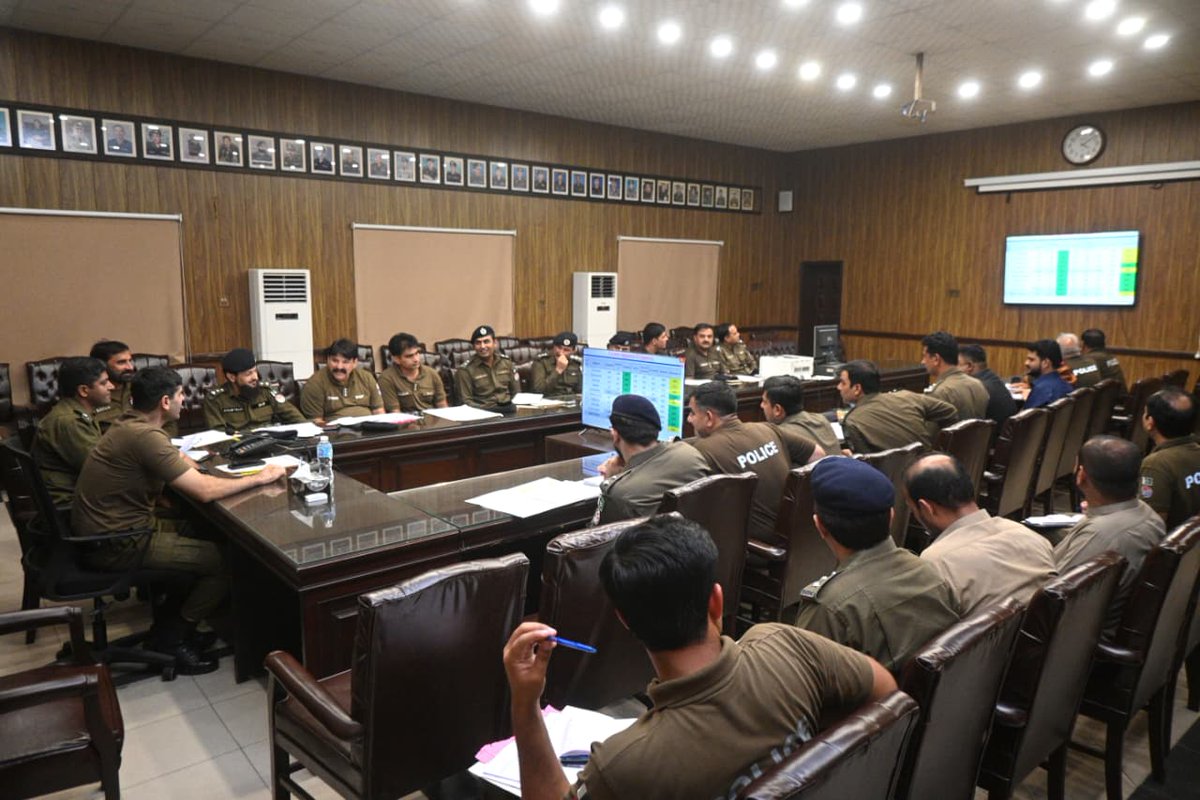 cpogujranwala's tweet photo. سٹی پولیس آفیسر گوجرانوالہ ڈاکٹر سردار غیاث گل خان کی زیرصدارت کانفرنس روم میں کرائم میٹنگ کا انعقاد،
ایس ایس پی آپریشنز، ایس پی صدر، اے ایس پی وزیرآباد، ایس ڈی پی اوز اور ایس ایچ اوز کی شرکت۔
#PublicSafety #LawAndOrder #ServingPeople #PoliceWork #CitizenSupport https://t.co/tofscV981T