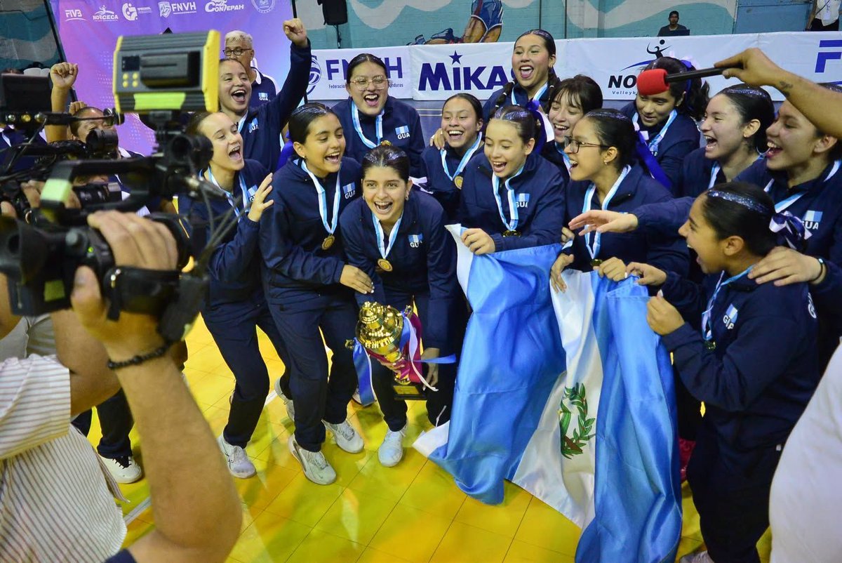 hechoengt's tweet photo. Guatemala venció a Honduras en cinco sets y se coronó campeona centroamericana Sub-17 de voleibol femenino 🏐🥇 Adolescentes construyendo, punto por punto, la próxima generación dorada.

Conoce esta y otras historias en nuestra edición #042.
👉️  https://t.co/8xHa1Nsz9c https://t.co/Q1fmxYScmq