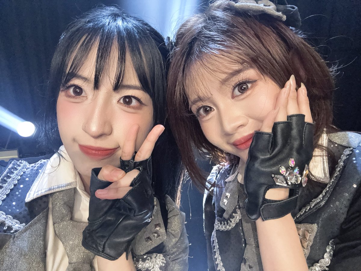 Daisy_JKT48's tweet photo. sesungguhnya sangatlah dekat
namun terasa berjauhan 
ada sesuatu kau dan aku
di SURABAYAAHHH~~🥹🥹❤️‍🔥❤️‍🔥❤️‍🔥
terimakasih banyakk day 1!! see you besokk!!✌🏻✌🏻
#passionShow https://t.co/Kj097bDqIA