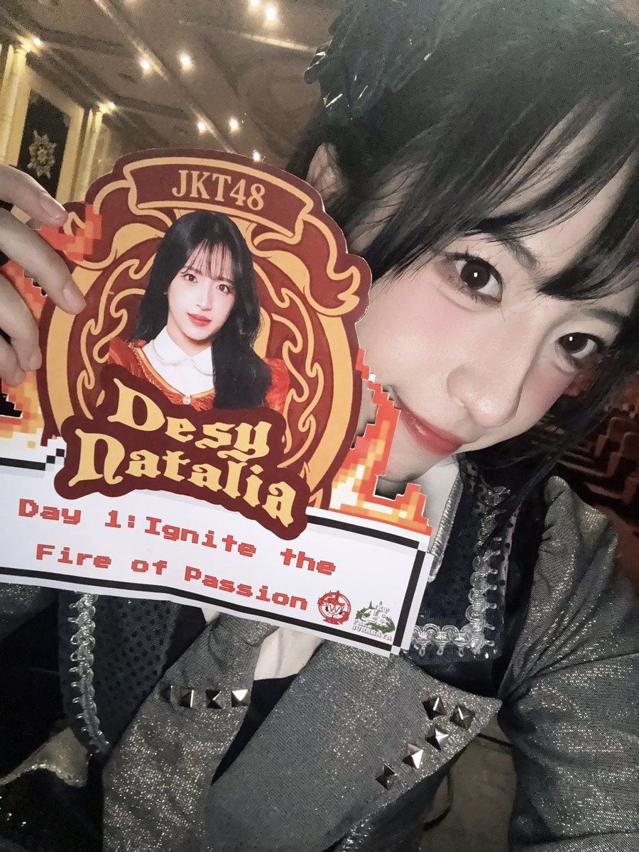 Daisy_JKT48's tweet photo. sesungguhnya sangatlah dekat
namun terasa berjauhan 
ada sesuatu kau dan aku
di SURABAYAAHHH~~🥹🥹❤️‍🔥❤️‍🔥❤️‍🔥
terimakasih banyakk day 1!! see you besokk!!✌🏻✌🏻
#passionShow https://t.co/Kj097bDqIA