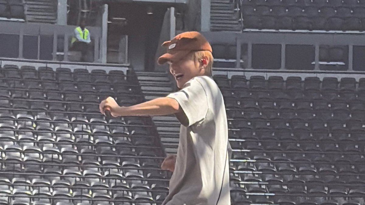 taeguide's tweet photo. Taehyung was so happy https://t.co/Zt1VVI7cLV