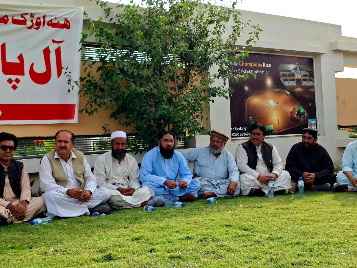 NDM_Official's tweet photo. کوئٹہ: نیشنل ڈیموکریٹک موومنٹ کے صوبائی صدر احمد جان خان، صوبائی ڈپٹی جنرل سیکرٹری عنایت شاہ ایڈوکیٹ نے کوئٹہ کے ھنہ میں دہشتگردی اور نوجوانوں کی شہادت و زخمی ہونے اور اغواء کے واقعات کے خلاف جاری احتجاجی دھرنے کے آئندہ لائحہ عمل طے کرنے کے حوالے سے سیاسی جماعتوں، تاجروں، وکلاء، ڈاکٹرز، چیمبر آف کامرس اور ھنہ کے عوام کی نمائندہ کمیٹی کے کانفرنس میں شرکت کی اور پارٹی کا موقف پیش کیا۔احتجاجی دھرنا موجودہ مقام پر مطالبات کے حل تک جاری ہے۔