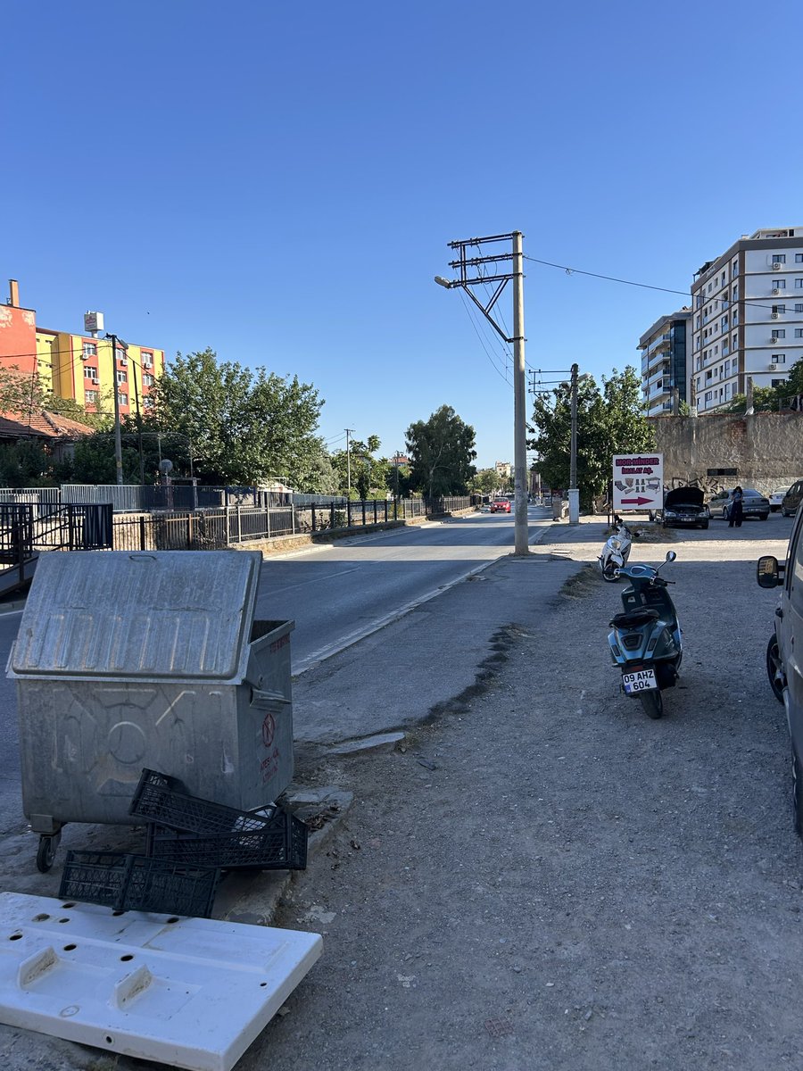 umitkaraca's tweet photo. @irfanonal @bayraklibld Sayın Başkan, Yarın lütfen 1848 Sok.’ın Bayraklı yönüne doğru yürüyünüz, 200-300 m çok değil, durumu görünüz, bu bölgenin imar planına uygun düzenlenmesi için çalışmalar yapınız. 
Barış Cad.’den aşağı doğru yürümeye çalışın lütfen. “Çalışın” diyorum çünkü, kaldırım yok. https://t.co/SWE2bXmynl