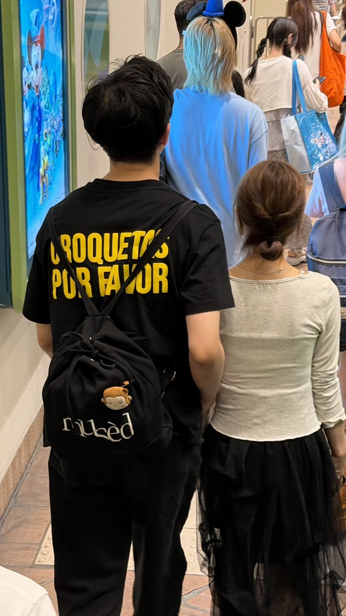 VivaErManga's tweet photo. Un monumento y aplauso para el japonés que pedía con su camiseta “Croquetas por favor” por las calles de Tokio 👏🏻

#Croquetas #Japon #Tokio https://t.co/0nEUjJANC5
