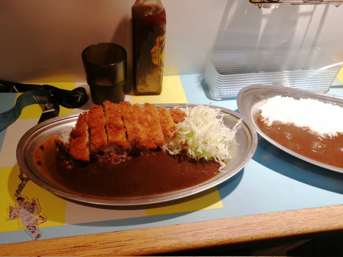 Deepimp29437426's tweet photo. サイバスフィアさんのライブ前にも🍛
#太田カレー部
「カレー屋ジョニー」さん

(手仕込)ロースカツカレー(並)

開場まで空き時間は35分🤔
#御茶ノ水 駅近くで口コミも良くサッと食べられそうなこちらへ、同志3人で訪問。一見屋台風😁
濃い目のカレーとサクサクのカツが旨かったです♪ご馳走様でした！ https://t.co/zOnorYyYkT