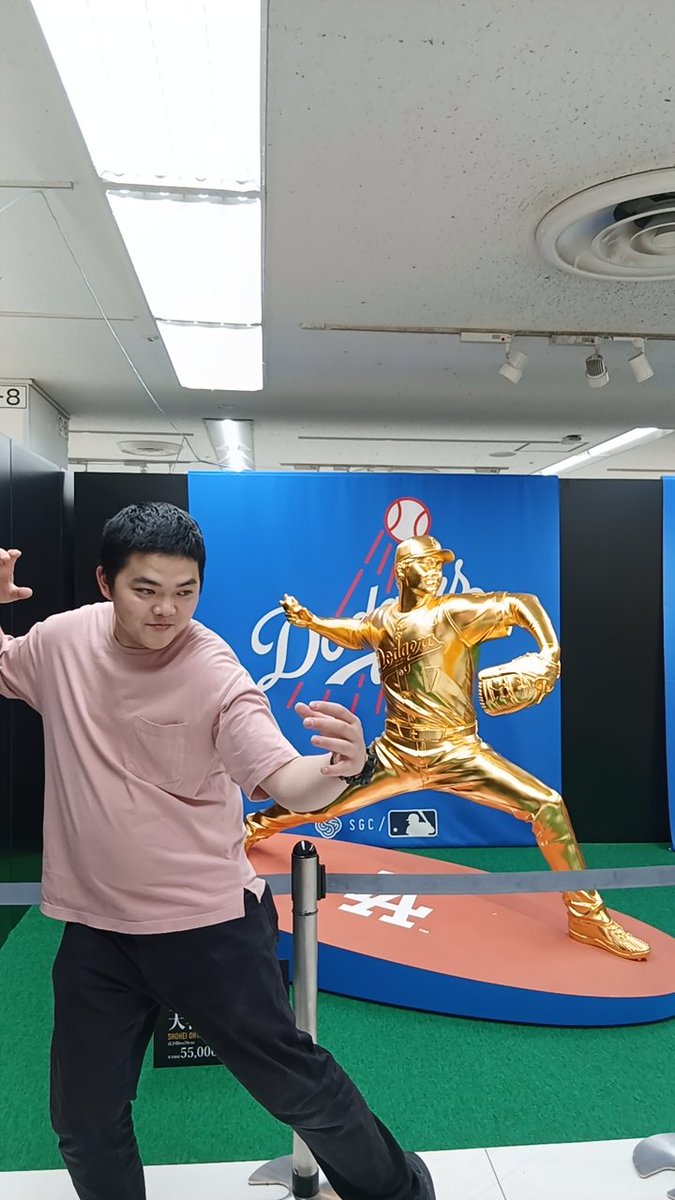 623Meiti's tweet photo. 昨日は、鈴木亮平さんが、大きく声を掛けてた #シティーハンター2 の撮影行ってきました。
どんなシーンかは言えませんが、質問コーナーにて、もっこりダンスについての度胸を聞くこと、そして自分も役者している事を伝えれて良かった！
 #鈴木亮平 さん
@ryoheiheisuzuki
これは大谷翔平さんの大黄金展w。
