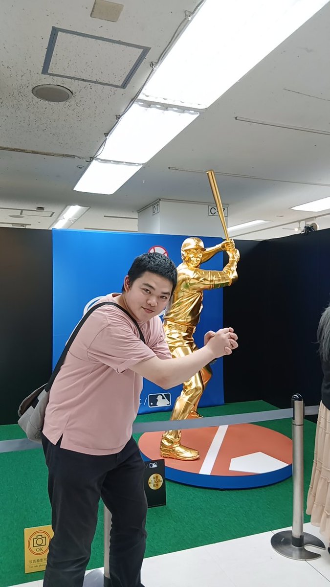 623Meiti's tweet photo. 昨日は、鈴木亮平さんが、大きく声を掛けてた #シティーハンター2 の撮影行ってきました。
どんなシーンかは言えませんが、質問コーナーにて、もっこりダンスについての度胸を聞くこと、そして自分も役者している事を伝えれて良かった！
 #鈴木亮平 さん
@ryoheiheisuzuki
これは大谷翔平さんの大黄金展w。
