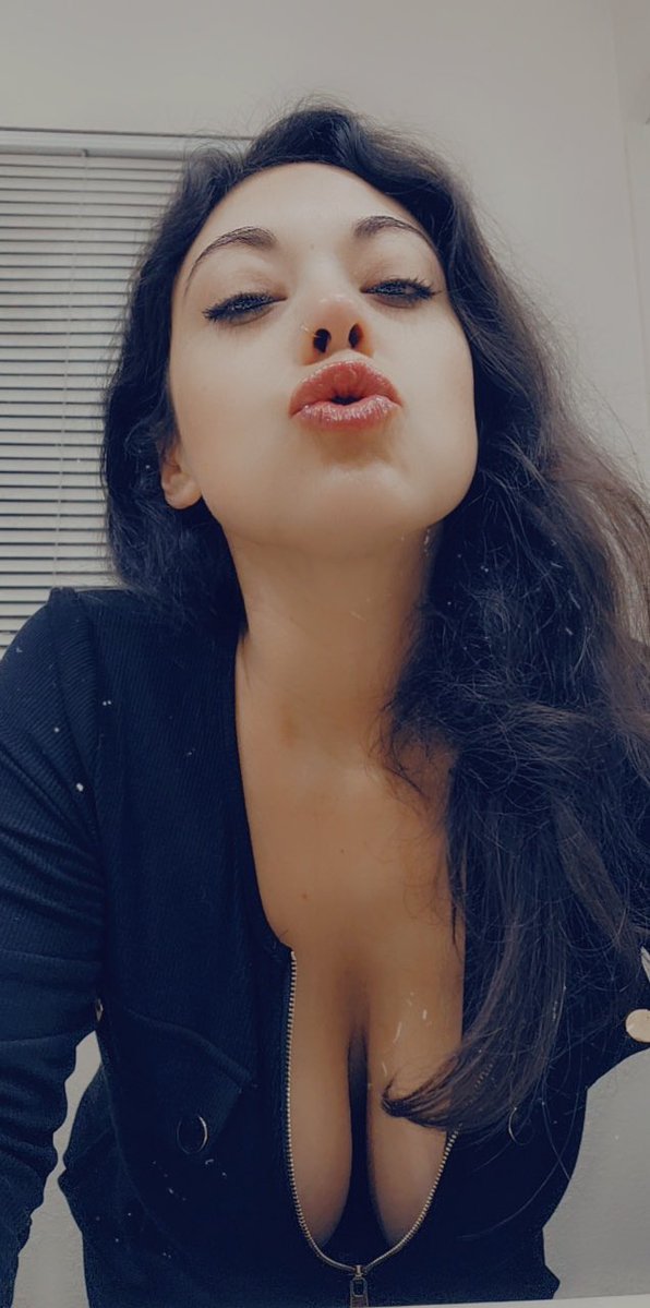 rosieprettyp's tweet photo. Do you kiss on the first date? https://t.co/WzJxQVor4p