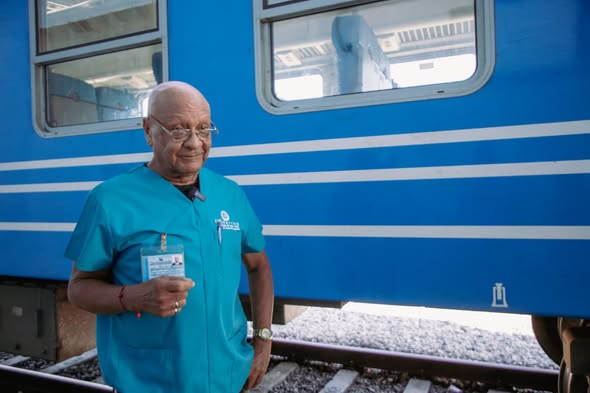 ferrocarrilcuba's tweet photo. (...) el licenciado Carlos Manuel Echevarría Silva, enfermero intensivista con experiencia en misiones internacionales, vela por el bienestar de la tripulación. 
✍️https://t.co/QLAEGGW8iI https://t.co/wYpqimxKdK