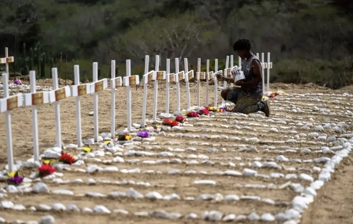 gpipitone27's tweet photo. Sepultan más de 150 cuerpos sin identificar en La Guaira. Las inhumaciones se realizaron en el cementerio La Esperanza, ubicado en el municipio Catia La Mar, donde trabajadores utilizaron maquinaria pesada para abrir una larga fila de fosas individuales. Cada sepultura fue identificada con un código y documentada mediante registros fotográficos, con el objetivo de facilitar una futura identificación y permitir que los restos puedan ser entregados a sus familiares.