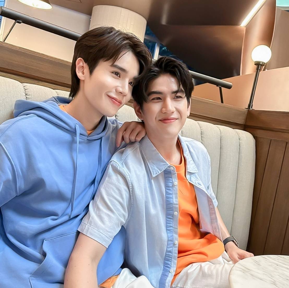 nekoxii_nek's tweet photo. เผื่อคนไม่เก็ทว่าไลฟ์คู่สมัยก่อนมันดียังไง ป๊าม๊ากลับมาาาา ป๊าม๊าอย่าไปปปป https://t.co/K5HsZs4qBb