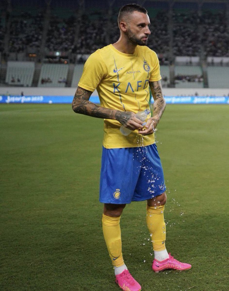Calcio_223's tweet photo. وداعا يا أعظم لاعب في خط الوسط انضم للنصر
جيت للنصر وانت افضل لاعب وسط في اوروبا ومسيطر ومهيمن على وسط السيتي بنهائي الابطال
قدمت ٣ مواسم اسطورية كنت لحالك تضغط وتبني وتبرس وتسوي كل شي بالملعب 
بروزوفيتش رحل عن النصر .. وداعا للابد https://t.co/LGQWsYTkvz