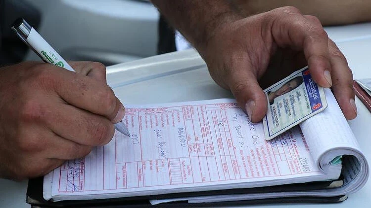 yirmiucderece's tweet photo. Trafik cezasını kaldıramadı canına kıydı!

Bilecik'te trafik denetiminde bir sürücüye aynı gün içinde toplam 420 bin 743 TL idari para cezası uygulandı. 

Cezanın ardından girdiği bunalım sonucu hayatına son veren sürücünün ölümüyle ilgili adli soruşturma başlatıldı. https://t.co/XimMsZU5eY