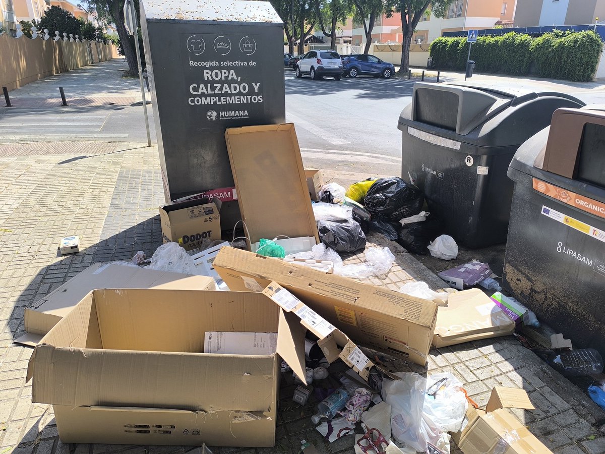 CurritoEste's tweet photo. Vivimos en el día de la marmota en Sevilla Este. Segunda vez que comparto el mismo vertedero improvisado y todo sigue igual. Menos mal que @jlsanzalcalde y @eveliarincon @torreglosam iban a revolucionar la limpieza. ¡Se nota el cambio! @Sevillasucia https://t.co/6ZVRORBkPd