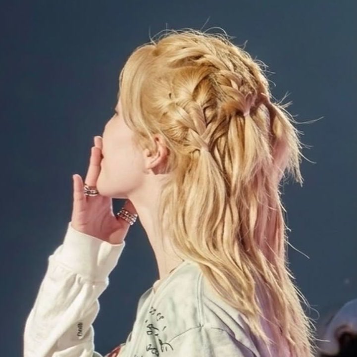 pjmoutdanced's tweet photo. finding out which hairstyle jimin has for every show has genuinely become one of the most exciting parts of my life https://t.co/Tr8Ah80WaJ