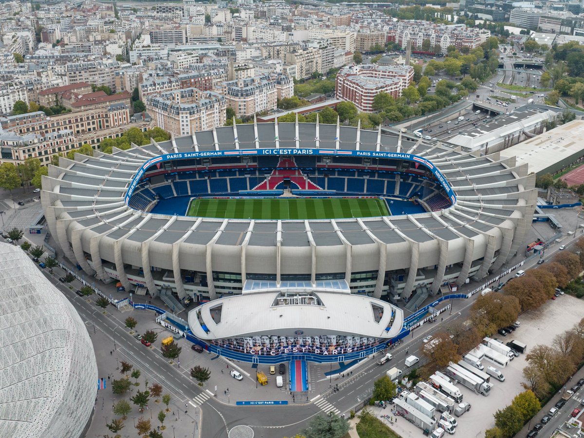 MegaPSG_'s tweet photo. 🚨🚨🚨  LE PSG VEUT PORTER LE PARC DES PRINCES À 70 000 PLACES.

Pour ce faire, l'idée serait de reconstruire l'intérieur et d'augmenter la hauteur du stade.

Contrairement à ce que l'on pourrait croire, le Parc des Princes n'est finalement pas classé monument historique, il n'est même pas labellisé Architecture contemporaine remarquable (ACR) par le ministère de la Culture.

Les éléments de béton et les 50 portiques qui entourent le stade seront conservés. Tout l'intérieur serait détruit et reconstruit avec des infrastructures ultramodernes. Les tribunes prendraient de l’ampleur et l’enceinte gagnerait en hauteur avec, sans doute, un troisième niveau de tribunes et un toit rétractable.

(@le_Parisien_PSG)