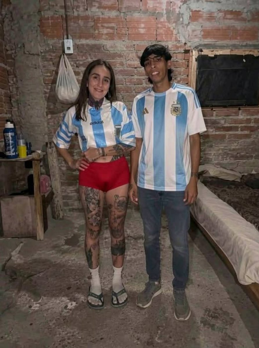 zendmaxi31's tweet photo. @juan_jm96 @virtuoustheolog @naty_motyl Los argentinos son cogidos por los mexicanos te guste o no y dos son nuestros sivienrtes no limpian la mierda  no te creas de raza europea por qué no lo son https://t.co/va6PEomgya