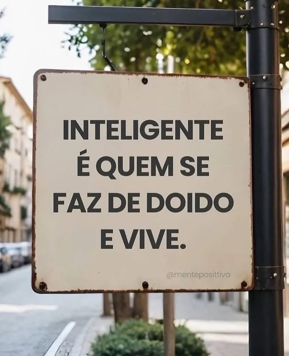AduaneiradoX's tweet photo. Há quem se apaixone pelo próprio papel de vítima. Reclama de tudo, culpa todos e chama de “azar” a resistência em mudar.

Espera um príncipe encantado, mas transforma qualquer pessoa em sapo, porque o problema nunca esteve nos outros. Quem vive alimentando o vitimismo acaba sabotando tudo o que poderia dar certo.

Enquanto a reclamação rende mais conforto do que a responsabilidade, nada muda. E quem faz do sofrimento uma identidade dificilmente reconhece a felicidade quando ela bate à porta.

#Reflexão #Autoestima