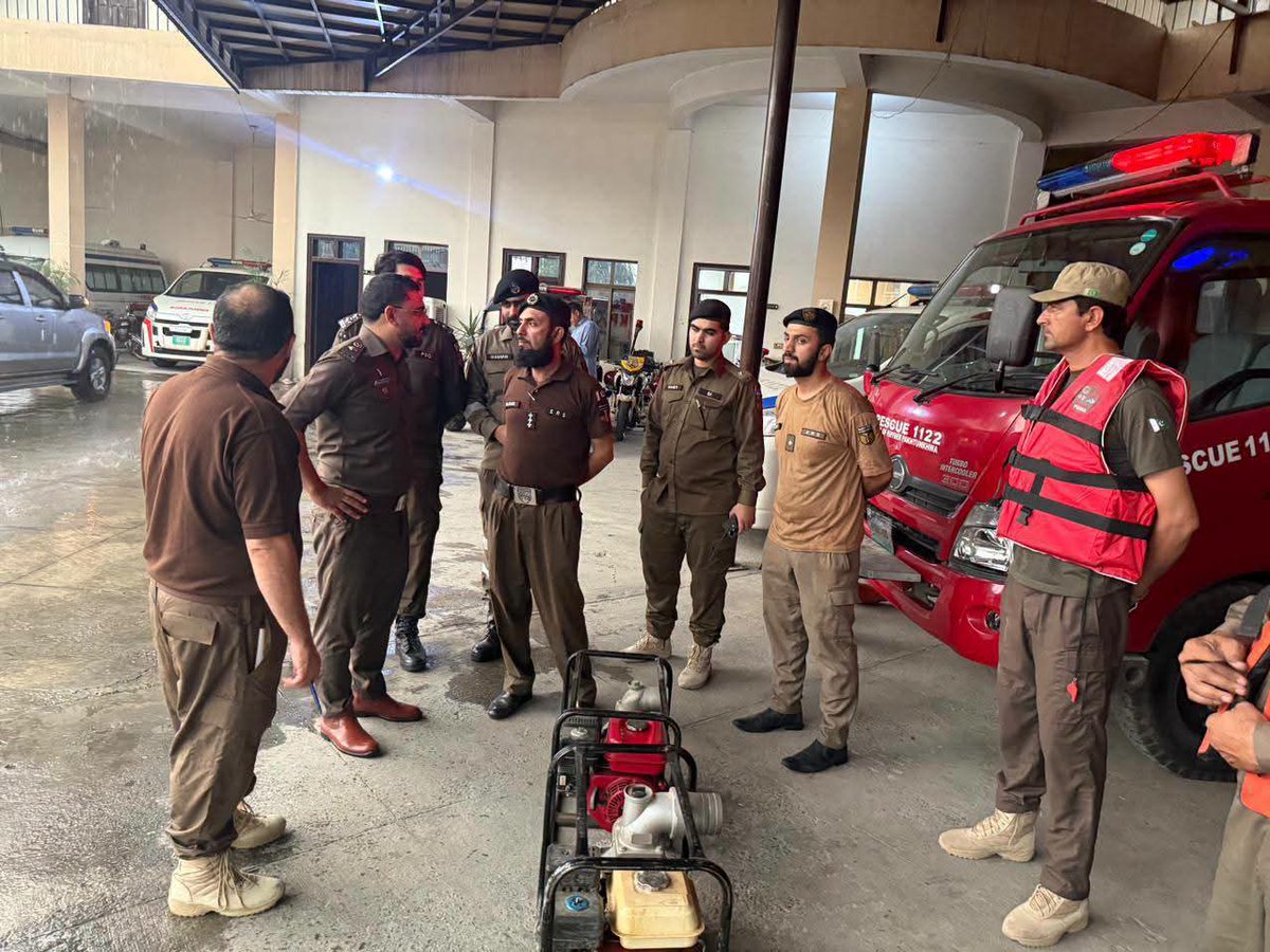 DEOPESHAWER's tweet photo. District Emergency Officer Iftikhar Khan inspected Rescue 1122 stations, emergency vehicles, and equipment to ensure operational readiness during heavy rains and severe weather. https://t.co/otCkqIMnfk