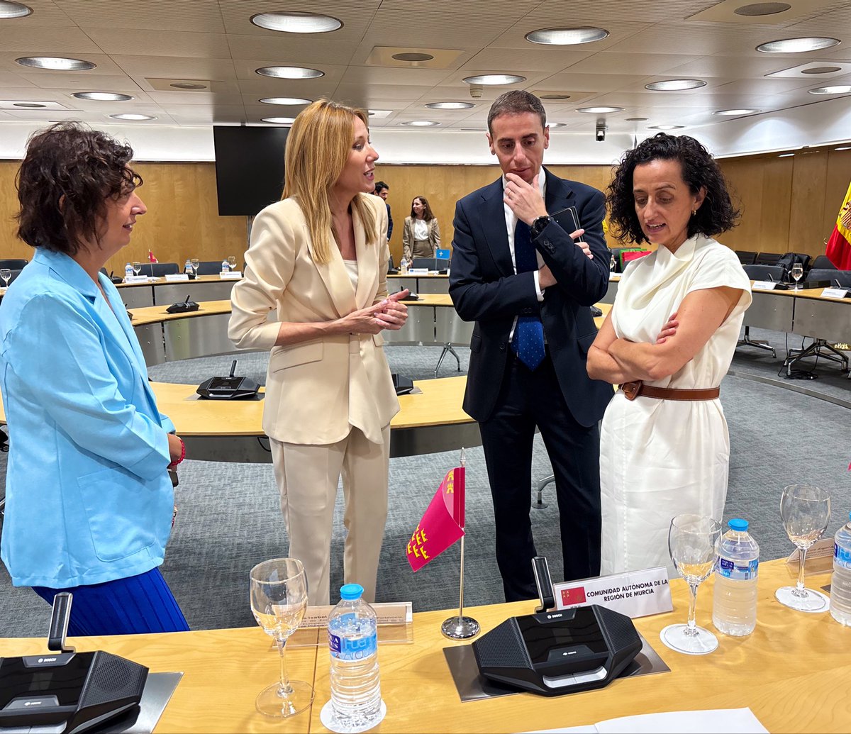 RM_Hacienda's tweet photo. ❌El Gobierno regional denuncia que el Estado "asfixia" a las comunidades infrafinanciadas con más cargas y menos recursos

ℹ️El Ejecutivo de la Región pide que la reforma del sistema se aborde de forma multilateral y denuncia que el Gobierno central no puede imponer reglas fiscales y trasladar gastos a las comunidades mientras mantiene una financiación injusta

🗣️“No se puede seguir hablando de déficit, deuda, techo de gasto o estabilidad presupuestaria mientras se deja fuera el problema de fondo que condiciona la capacidad financiera de comunidades como la Región de Murcia”.

🔗https://t.co/CzkCIs3MzD