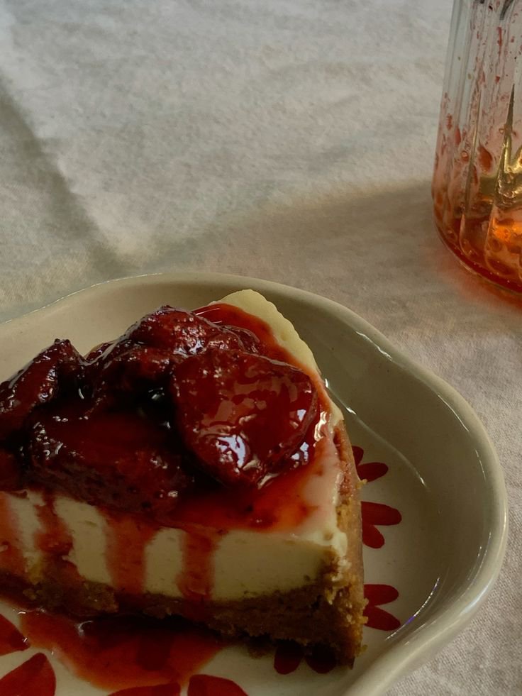 d1xond's tweet photo. hoje   de   manhã   sai   pra   tomar  café  da  manhã,  comi   cheesecake   de   morango!
tava  uma  delícia,  minha   sobremesa   favorita https://t.co/ZZtB3cRxqA