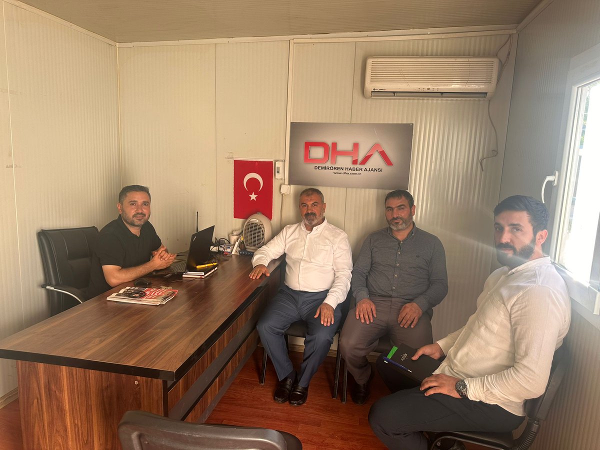 HudaPar_Malatya's tweet photo. İl Başkanımız @behcet_sevgili ve beraberindeki heyetimiz, ilimizde görev yapan basın mensuplarını ziyaret etti.

Gerçekleştirilen ziyarette gündeme ilişkin değerlendirmelerde bulunulurken, basının toplum adına üstlendiği önemli sorumluluk ve yerel basının sorunları üzerine istişareler gerçekleştirildi.

Misafirperverlikleri ve samimi ev sahiplikleri dolayısıyla kıymetli basın mensuplarına teşekkür ediyor, çalışmalarında başarılar diliyoruz.
#HÜDAPAR #Malatya
#PAZARTESİ