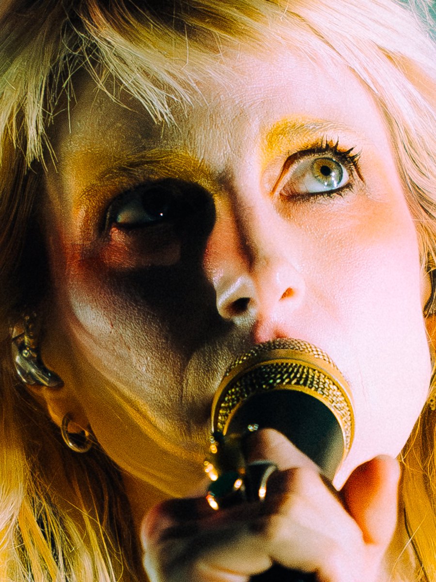 elearor's tweet photo. ★ ego death in glasgow ★

the one &amp; only hayley williams
(photographed by me!!!!!) https://t.co/D9JfslqJ3k