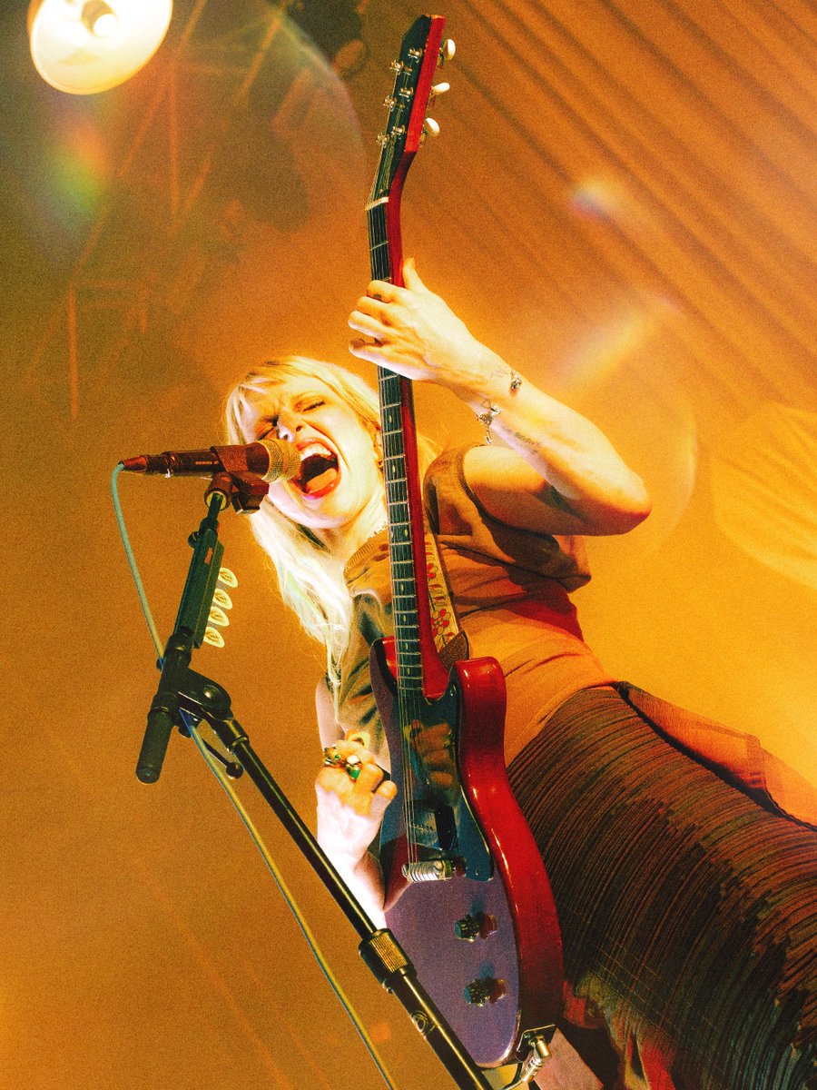 elearor's tweet photo. ★ ego death in glasgow ★

the one &amp; only hayley williams
(photographed by me!!!!!) https://t.co/D9JfslqJ3k