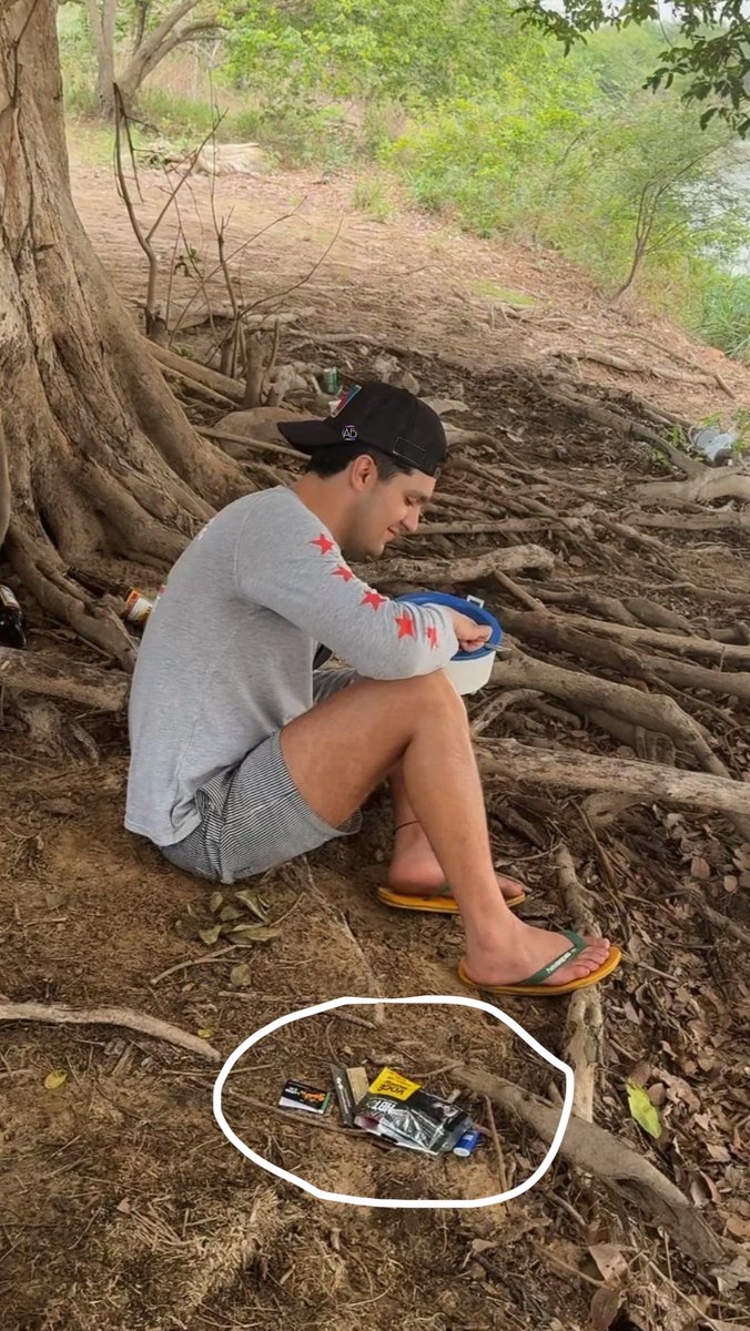 yourselfluanr's tweet photo. o povo chocado descobrindo que o luan fuma, nao é IA nao gente, o nosso bichin tambem faz uma fumaça as vezes kkkk https://t.co/xOor1IRr1C