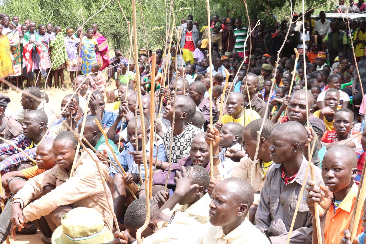 GideonSsekidde's tweet photo. UPDF Lasting peace in Karamoja needs security, leaders & communities working together.
Maj Gen Sserunkuma.Cattle theft & armed groups cross district borders can't be tackled alone.
#GoldenPosts @MODVA_UPDF
#Karamoja #SecurityUG @mkainerugaba @GovUganda https://t.co/yCIcunQAbo