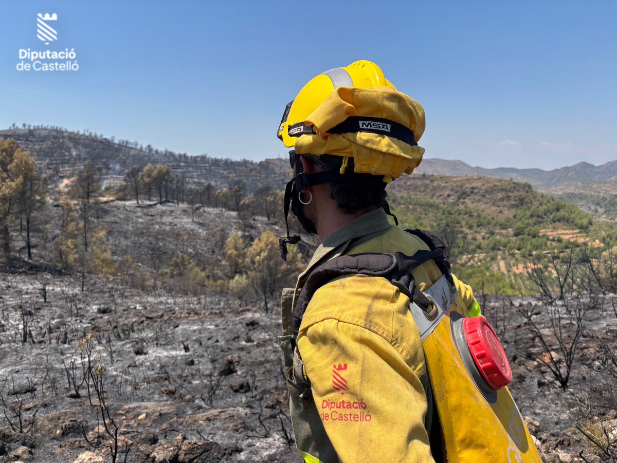 BombersDipcas's tweet photo. El #IFSoneja ha quedado estabilizado a las 17.15h. Por delante mucho trabajo de vigilancia , repaso y consolidación del perímetro. 
📹 📸  Medios aéreos, bomberos y brigadas #BRAF @BombersDipcas en labores de repaso.

⚠️ Desde @BombersDipcas @dipcas insistimos en tener mucha #Precaución para evitar posibles incendios #oladecalor