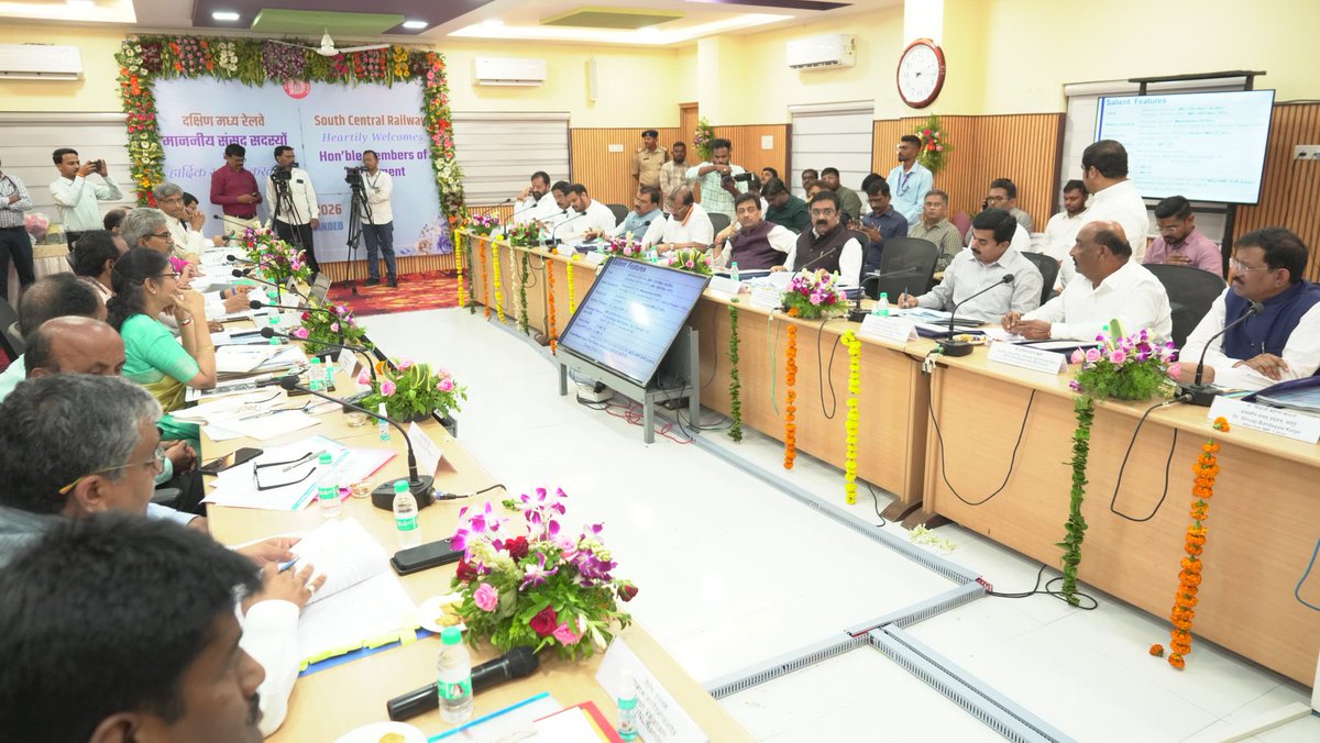 drmhyb's tweet photo. Hon'ble MPs from Nanded Division joined GM &amp; Railway Officials today at Rail Vikas Sadan. Discussions centered on strengthening regional connectivity, fast-tracking rail infrastructure, and upgrading passenger amenities.
#RailDevelopment #IndianRailways https://t.co/3NDjM0OG8i