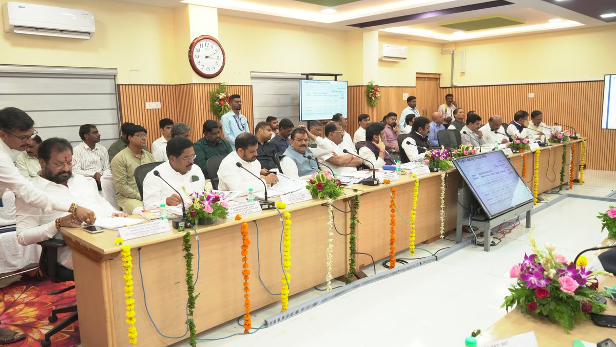 drmhyb's tweet photo. Hon'ble MPs from Nanded Division joined GM &amp; Railway Officials today at Rail Vikas Sadan. Discussions centered on strengthening regional connectivity, fast-tracking rail infrastructure, and upgrading passenger amenities.
#RailDevelopment #IndianRailways https://t.co/3NDjM0OG8i