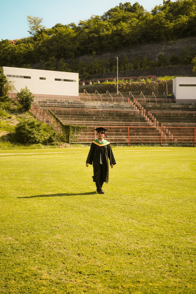 jonlepiten's tweet photo. graduated cum laude &amp; best thesis! https://t.co/qaEYAkqmSA
