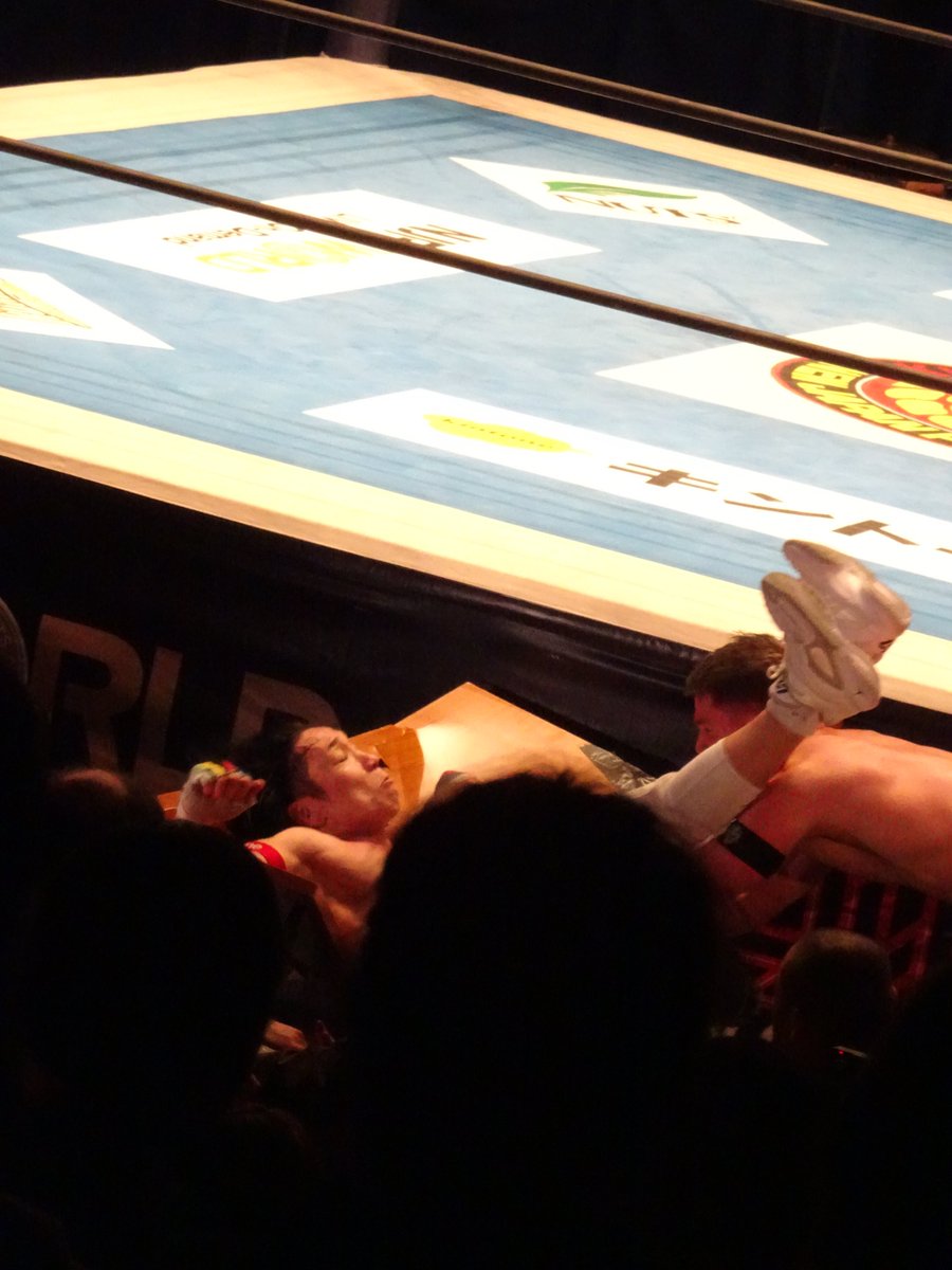 vowob_d's tweet photo. テーブルクラッシュ受けた後の
背中が痛々しい… https://t.co/v0vfYQ5Zo6