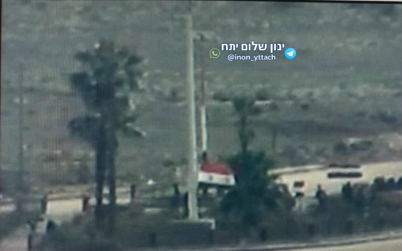 ivarmm's tweet photo. ينشر لأول مرة | الإعلام الإسرائيلي ينتشر مشاهد من مراصد الجيش الإسرائيلي ترصد لحظات سقوط النظام على الحدود..

ميليشيات الأسد تلتقطهم كاميرات الاستطلاع الإسرائيلية وهم يُنزلون علم النظام ويرفعون راية الاستسلام - العلم الأبيض ويغادرون مواقعهم العسكرية على طول الحدود مع إسرائيل، منسحبين وفارّين نحو عمق البلاد. وبعد دقائق، صدر الأمر للجيش الإسرائيلي بالدخول والسيطرة على المنطقة.