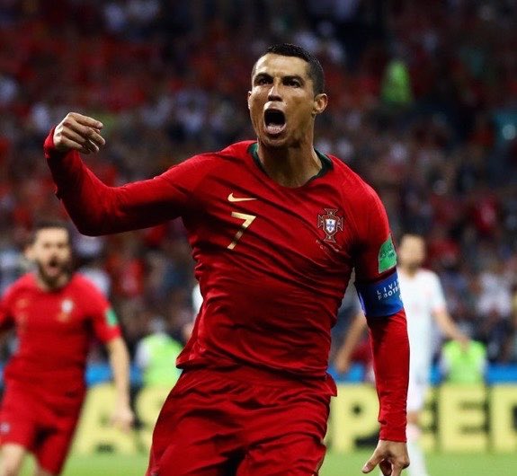 6x7z1_'s tweet photo. 2018 

البرتغال بأشباه لاعبين وإسبانيا بعد نجومها رغم ذلك ادبهم ودعسهم 

2025

اسبانيا جايه من انتصار بخماسية على فر��سا والكل كان متوقع انتصار سهل  لكن قرر الأربعيني هدم كل هذي التوقعات واكتساحهم بالملعب 

مهما كنت متشائم عزيزي 
تذكر انك تملك اعظم لاعب بالتاريخ ❤️ https://t.co/s3dJOSMKZA